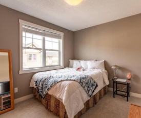 MT-Calgary Townhome, 90min to Banff, Full Kitchen, 30min Airport, WD, Smart TV