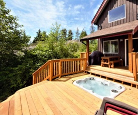 Beautiful Waterfront Cabin with Hot Tub!