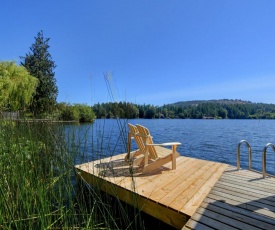 Majestic Lakefront Guest Suite w/ Kayaks