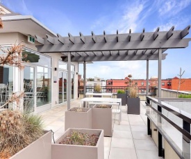 Waterfront Living in Victoria - Rooftop Patio, BBQ, GYM, Coffee