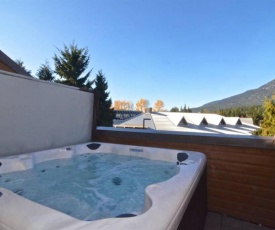 Hearthstone Lodge studio, Village centre, Private Hot tub, sleeps 5