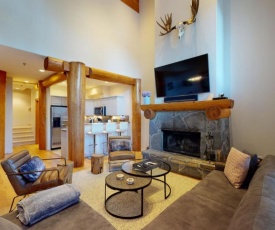 Luxury Mountain Retreat with PRIVATE Hot Tub by Harmony Whistler