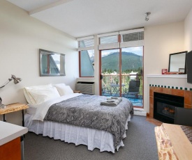 Fall Special Whistler Alpenglow WIFI cable TV gorgeous views walk to Whistler Village and shops