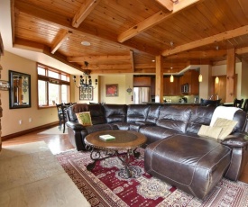 Blue Mountain-Luxurious BlueSkiGeorge chalet ,hot tub , pool ,gas fireplace