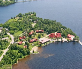 Four-Season Resort on the Shore of Calabogie Lake