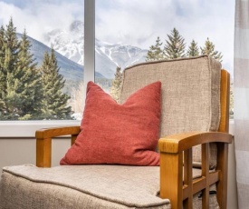 3 Bedroom Mountain Retreat New full-renovation Near Banff Canmore Sleeps 8 Sanitizing Protocols NEWLY UPGRADED HIGH-SPEED WIRELESS INTERNET