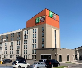 Holiday Inn Express & Suites Toronto Airport West, an IHG Hotel