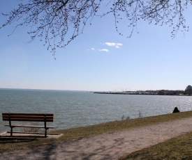 Comfortable guest suite near the lake