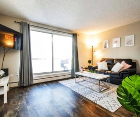 Modern and Cozy DT Condo, 5 min to ICE District, U of A and River Valley, Free Parking!