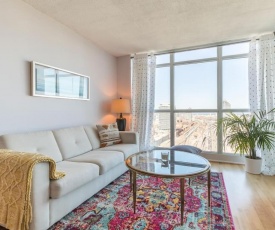 Charming DT High Rise with King Bed and FREE Parking