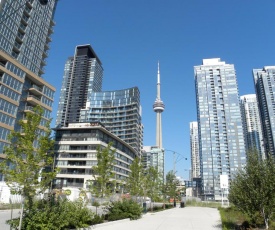 Lush Downtown Condo Near CN Tower - FREE Parking