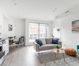 NEW - 3BR Luxury Apartment - Near High Park!