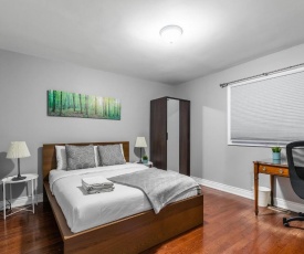 Newly Renovated - Modern 3BR Apartment - Trinity Bellwoods!