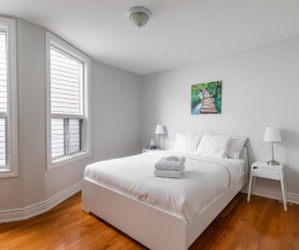 Newly Renovated - Modern 3BR Apartment - Trinity Bellwoods!