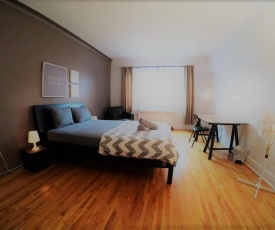 Tina 3 Bedroom Apartment Côte-des-Neiges 20 mins Downtown