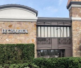 Le Chabrol Hotel & Suites