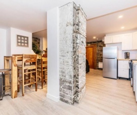 Modern Meets Rustic- 2 Bedroom in Old Quebec