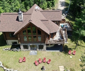 Chalet Eagle Waterfront, Hot Tub + Sauna Barrel by Location4Saisons