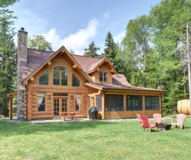 1Km to lake access Log house and indoor hot tub