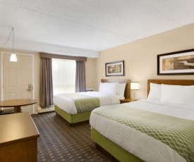 Colonial Square Inn & Suites